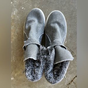 Outwoods Hightop Gray Fuzzy Sneaker EUC